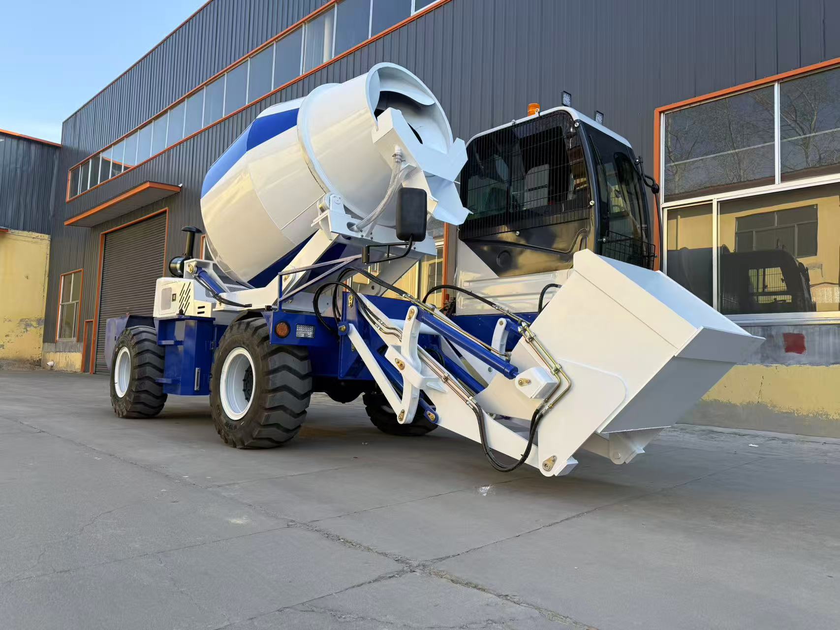 RB2500 2.5 m³ Self-Loading Concrete Mixer