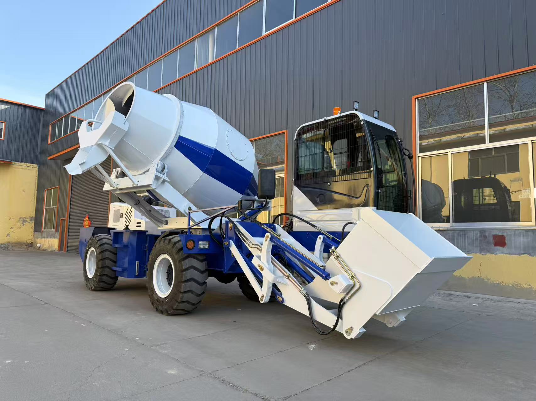 RB2500 2.5 m³ Self-Loading Concrete Mixer view 2