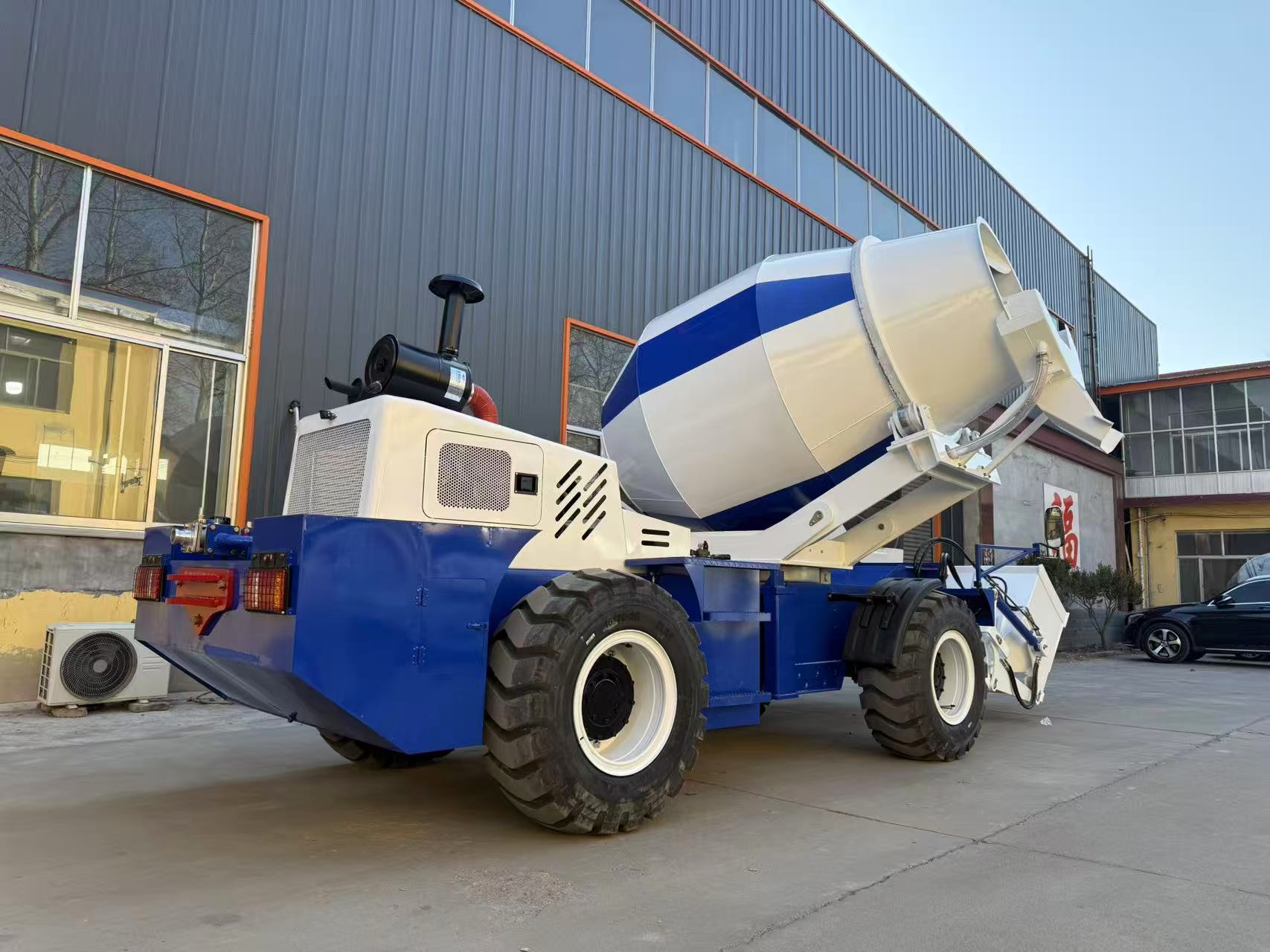 RB2500 2.5 m³ Self-Loading Concrete Mixer view 3