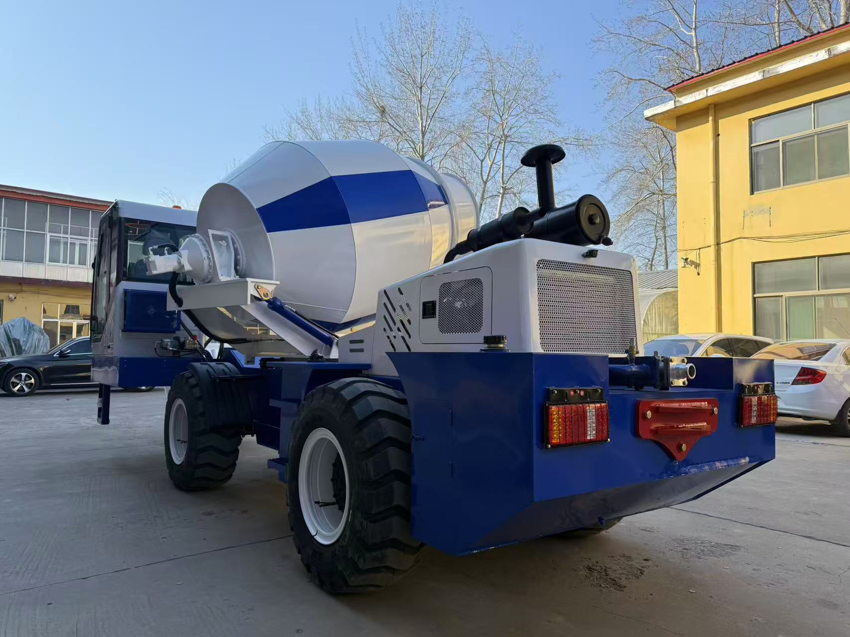 RB2500 2.5 m³ Self-Loading Concrete Mixer view 4