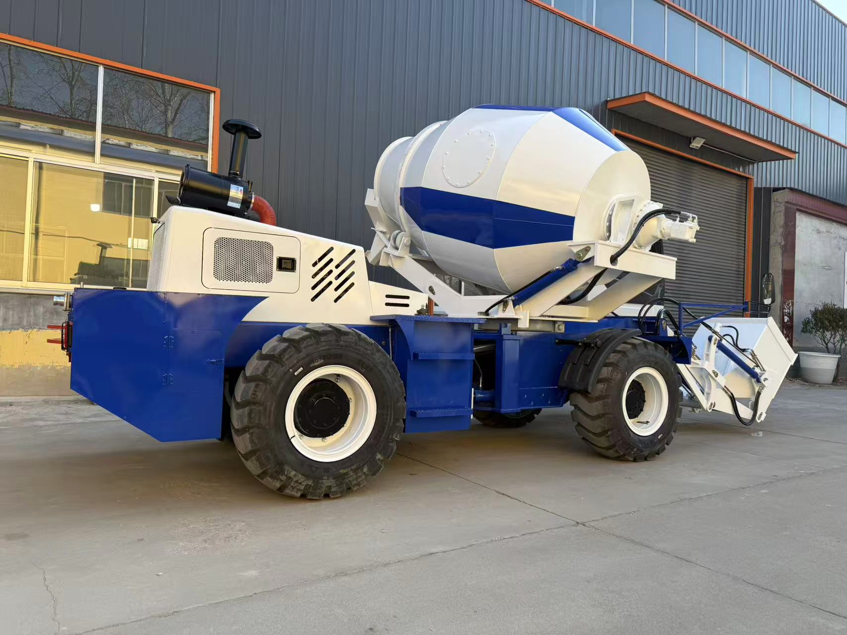 RB2500 2.5 m³ Self-Loading Concrete Mixer view 5