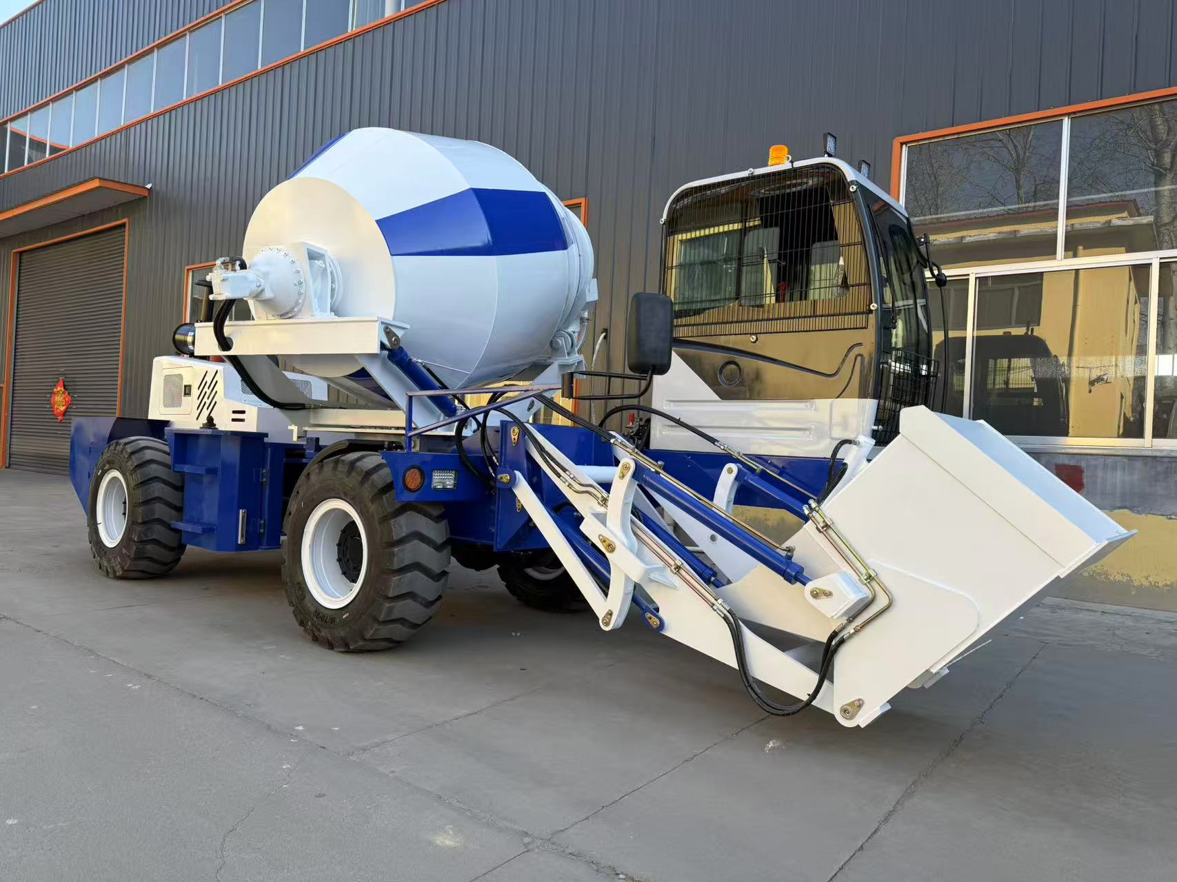 RB2500 2.5 m³ Self-Loading Concrete Mixer view 6