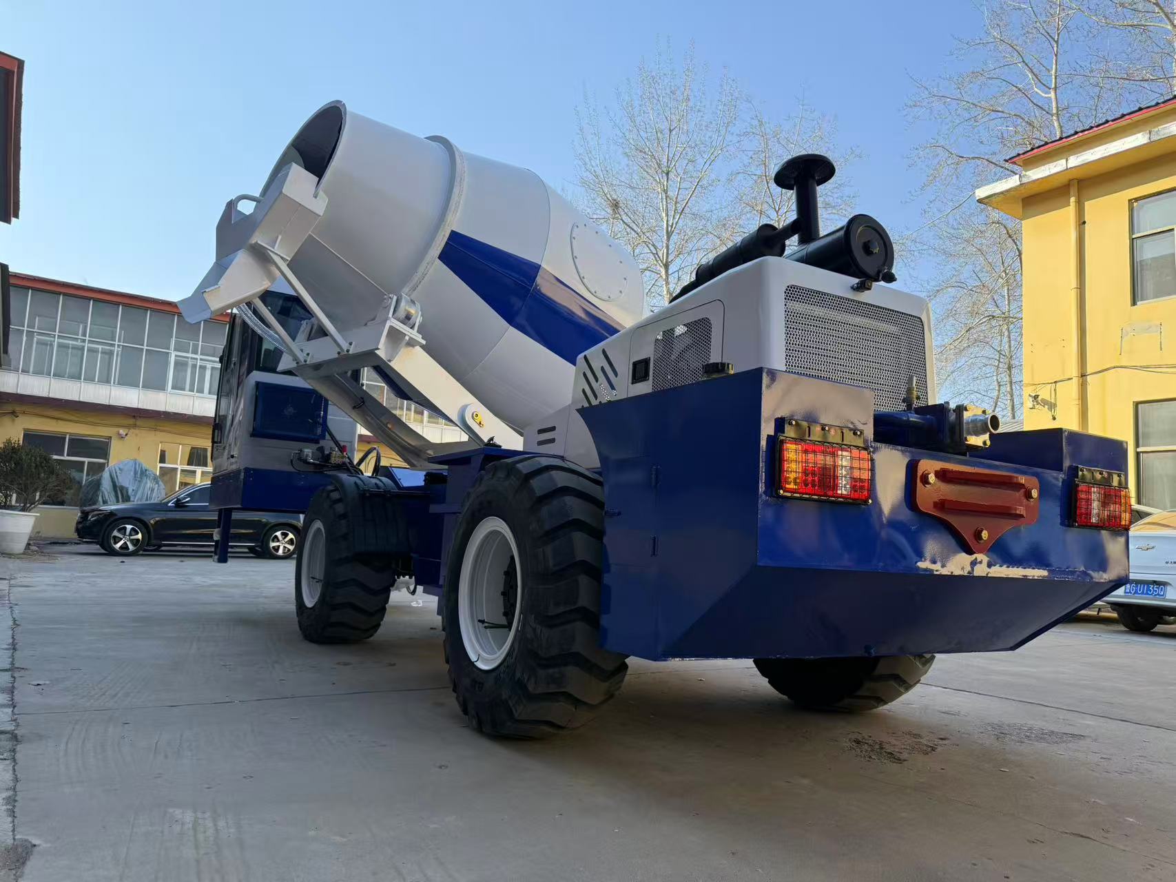 RB2500 2.5 m³ Self-Loading Concrete Mixer view 7