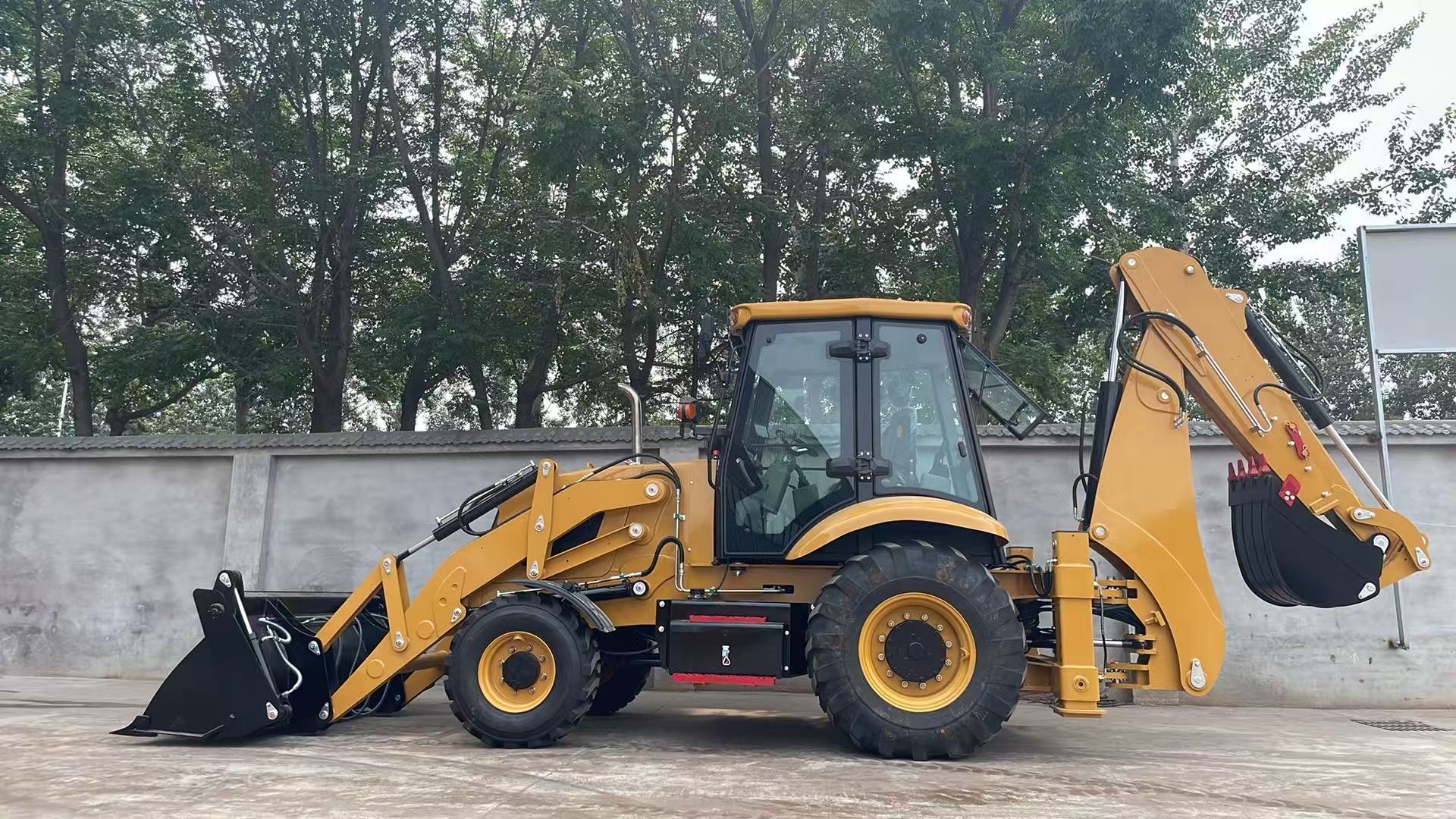 RB388 Standard Backhoe Loader view 5