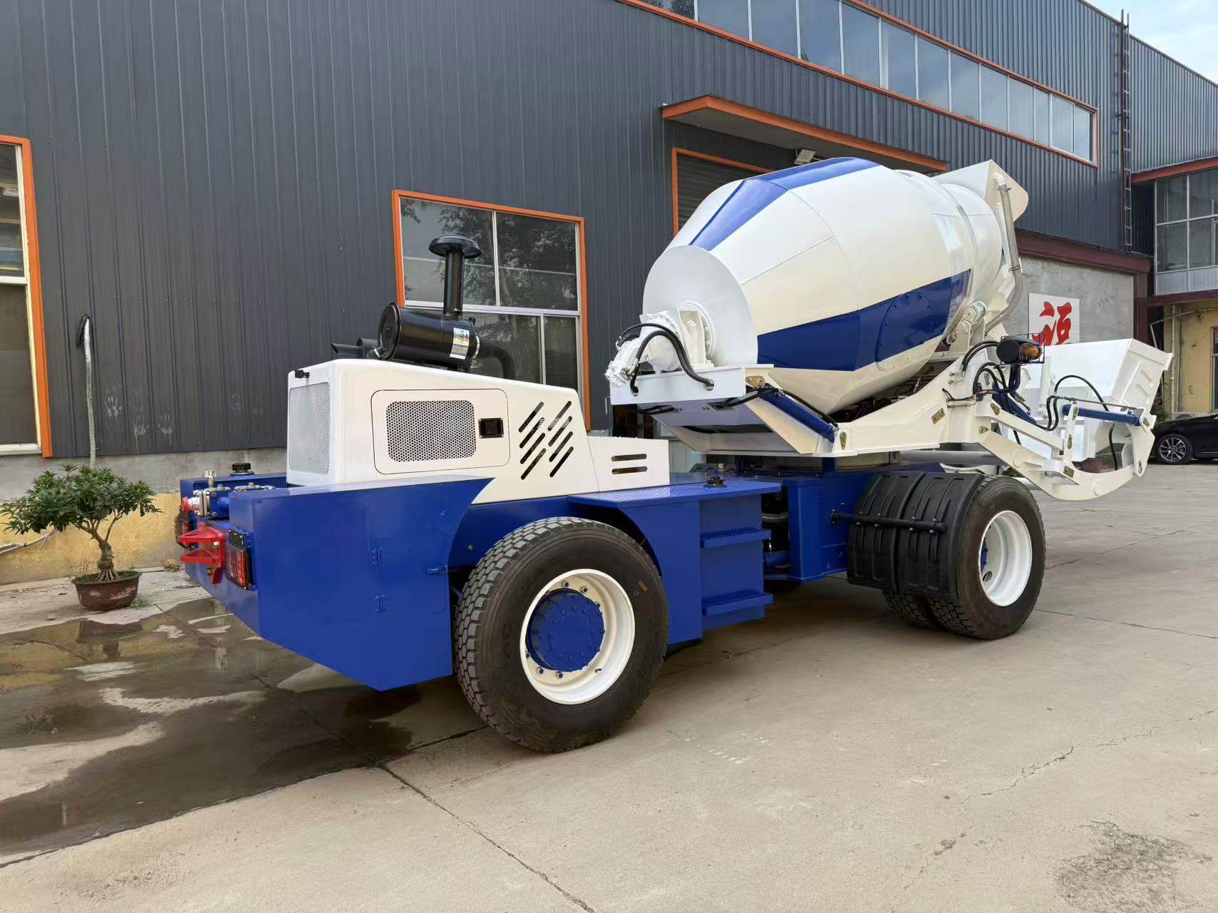 RB4000 Self-Loading Concrete Mixer view 2