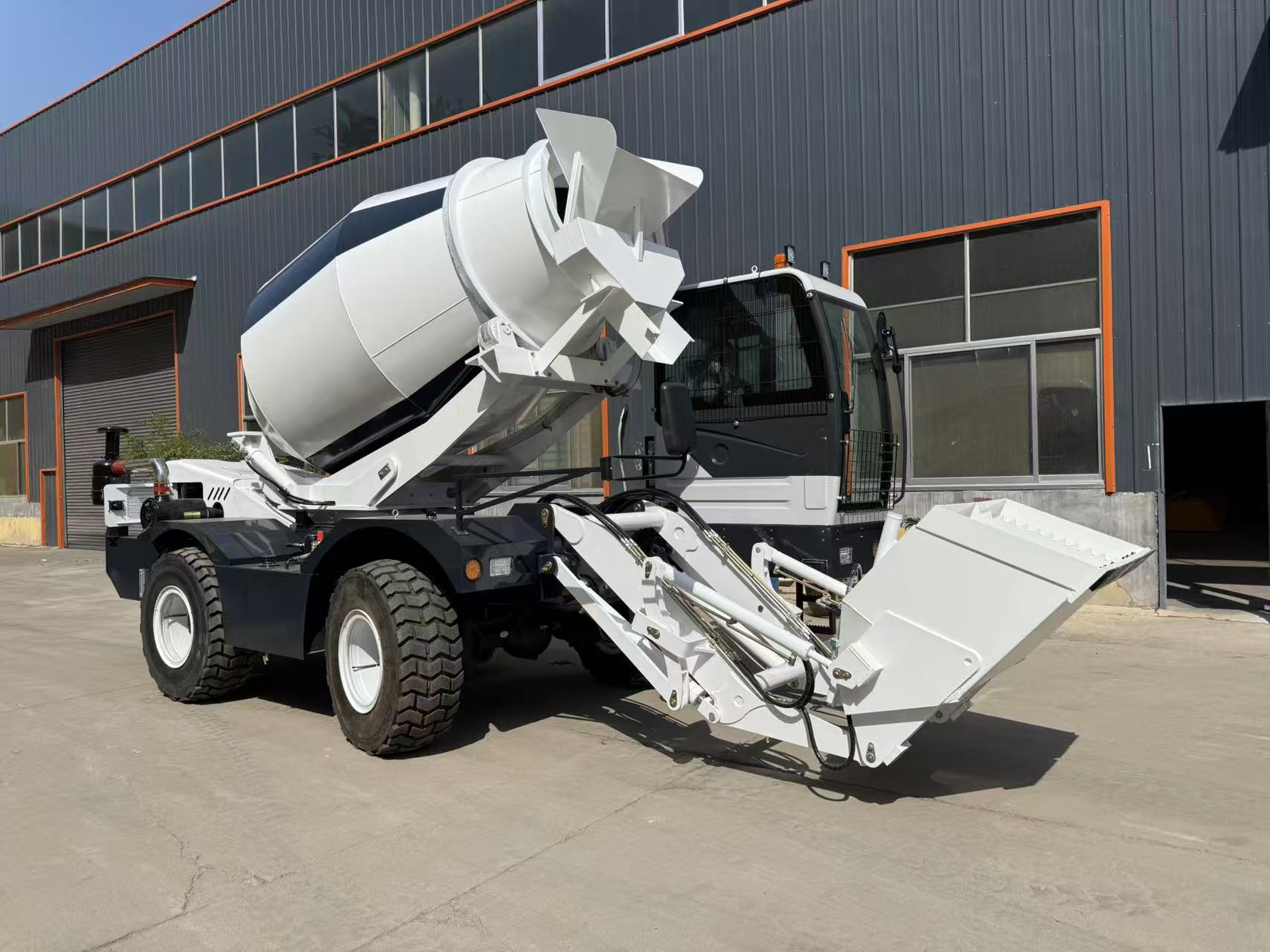 RB4000 Self-Loading Concrete Mixer view 4
