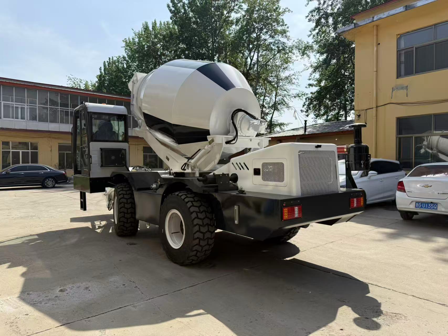 RB4000 Self-Loading Concrete Mixer view 6
