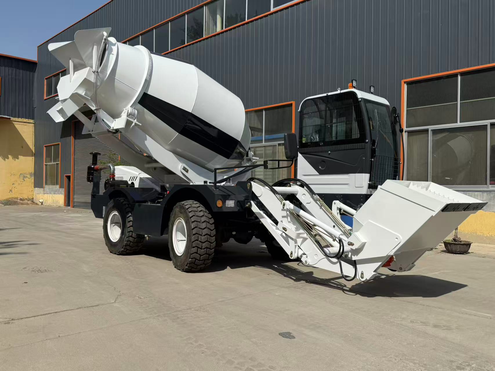 RB4000 Self-Loading Concrete Mixer view 7