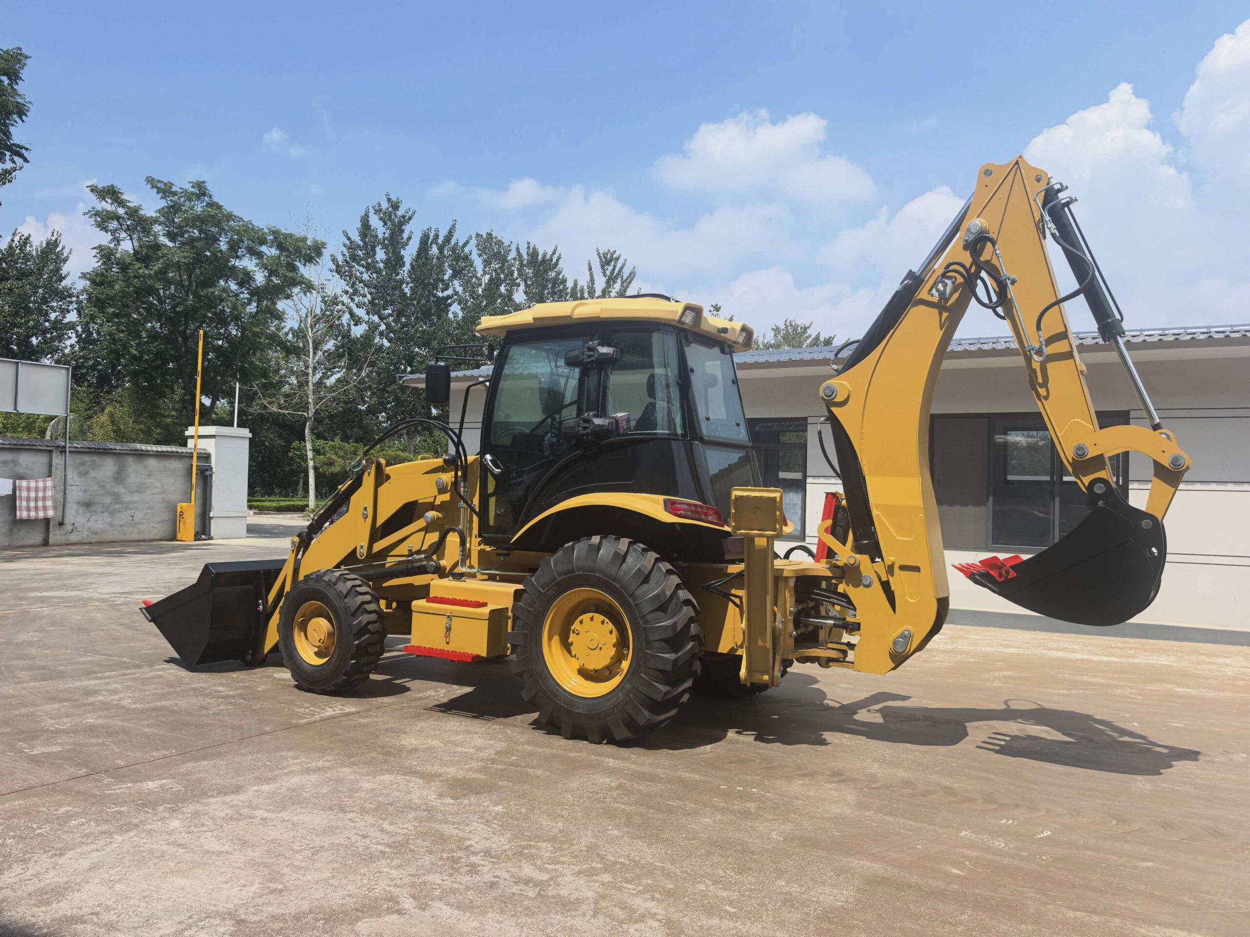 RB420F Backhoe Loader view 3